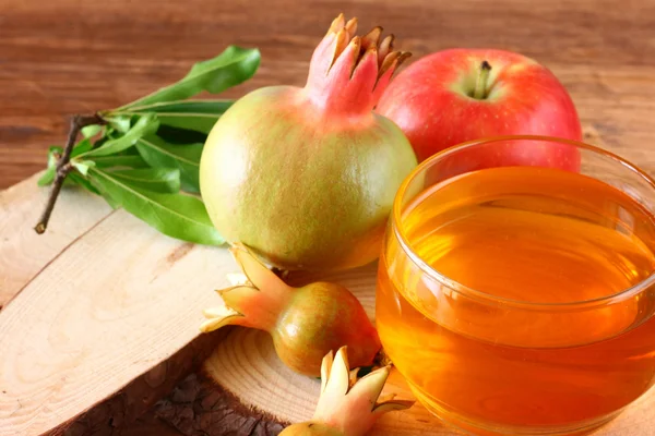 Miel de manzana y granada sobre mesa de madera . — Foto de Stock