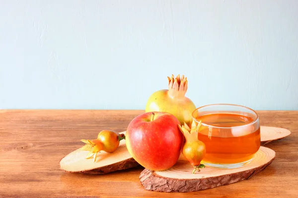 Яблочный мед и гранат над деревянным столом . — стоковое фото