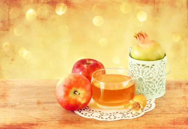 Miel de manzana y granada sobre mesa de madera . — Foto de Stock
