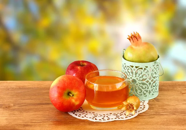 Miel de manzana y granada sobre mesa de madera . — Foto de Stock