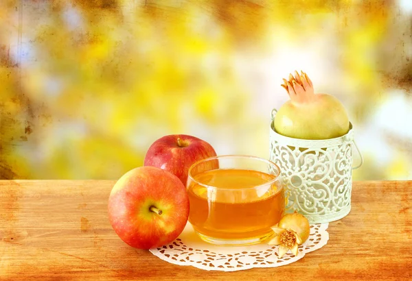 リンゴ蜂蜜とザクロ木のテーブルの上. — ストック写真