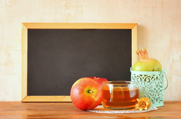 Empty blackboard, apple, honey and pomegranate. rosh hshanah concept. — Stock Photo, Image