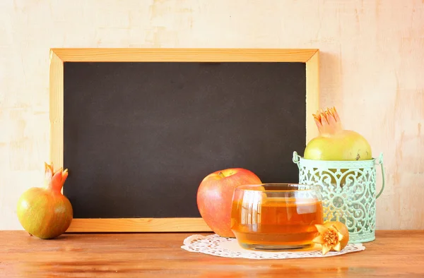 Empty blackboard, apple, honey and pomegranate. rosh hshanah concept. — Stock Photo, Image