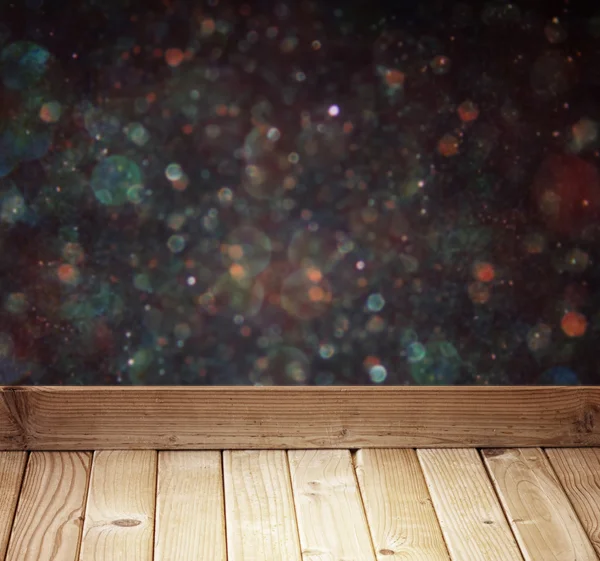 Tavole di legno e scuro glitter bokeh luci di sfondo — Foto Stock