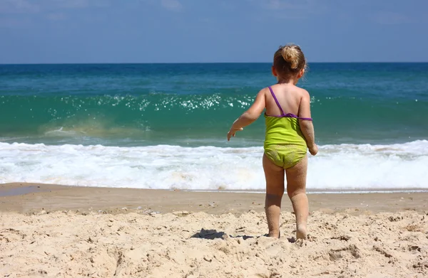 Miúdo bonito brincando na praia — Fotografia de Stock