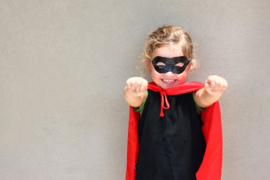 süper kahraman çocuğa karşı mavi gökyüzü