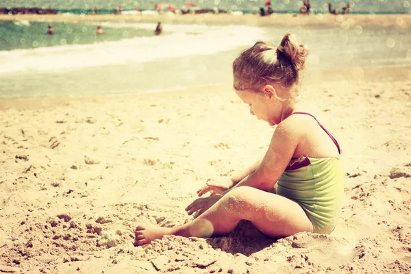 Cute kid playing at beach. — Stock Photo, Image