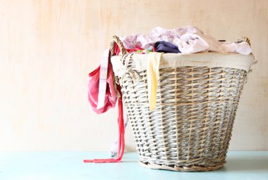 wasmand vol met kleren