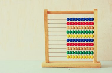 ahşap dokulu arka plan üzerinde boncuklu abacus