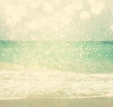 sfondo di onde di spiaggia e mare offuscate con bokeh luci, filtro d'epoca.