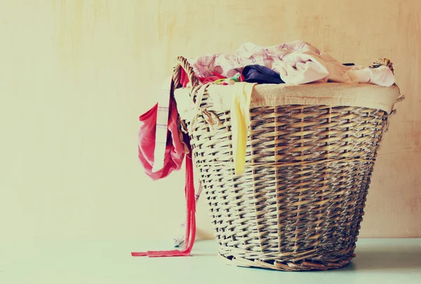 Cesta de lavandería llena de ropa —  Fotos de Stock