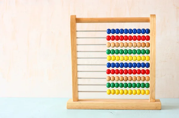 Abacus con cuentas sobre fondo texturizado de madera — Foto de Stock