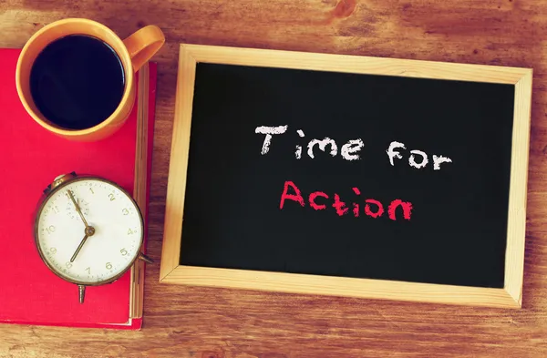 Reloj, taza de café y pizarra con la frase hora del cambio —  Fotos de Stock