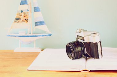 Vintage fotoğraf makinesi, kitap ve ahşap raf üstü süslemeleri