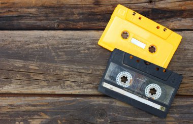 ahşap masa üzerinde kaset. Üstten Görünüm.
