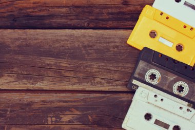 ahşap masa üzerinde kaset. Üstten Görünüm.