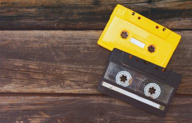 ahşap masa üzerinde kaset. Üstten Görünüm.