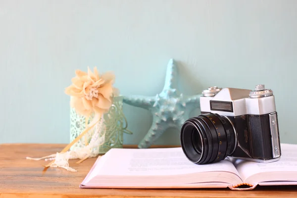 Vintage-Kamera, Buch und Dekorationen über Holzregal — Stockfoto