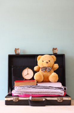 Case kitaplar havlu oyuncak ayı ve vintage saati ile açın. tatil kavramı.