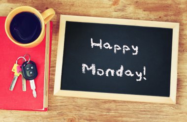 Blackboard mutlu ifade ile Pazartesi bu, kahve fincanı ve araba anahtarları yayınlanmıştır. Filtre uygulanmış görüntü.