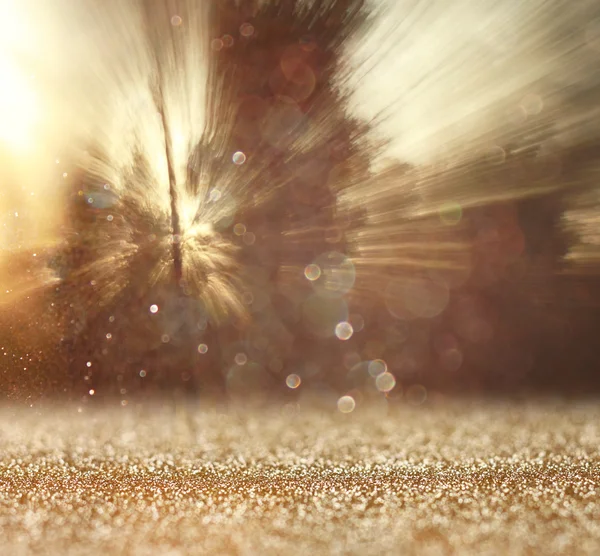 Abstraktes Foto von Licht platzt zwischen Bäumen und glitzernden Bokeh-Lichtern. Bild ist verschwommen und gefiltert . — Stockfoto