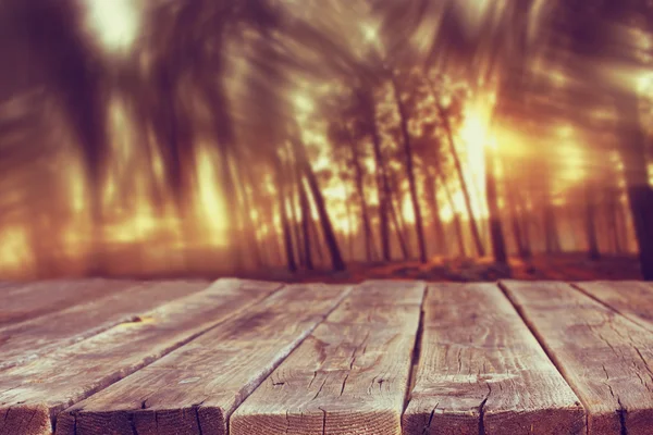 Houten planken en zomer licht onder bomen. getextureerde beeld. gefilterd. — Stockfoto