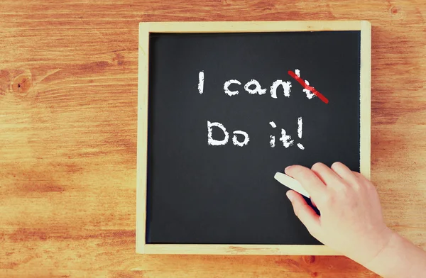 "i can do it "over blackboard — стоковое фото