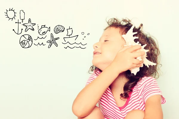 Nyfikna barn lyssna på seashell. upptäckten och lära sig begreppet. — Stockfoto