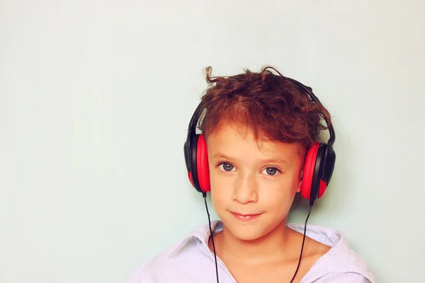 Retrato de criança bonito (menina) com fones de ouvido se divertindo ouvindo música , — Fotografia de Stock