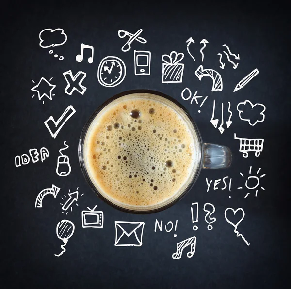 Secangkir kopi di atas papan tulis dengan sketsa di latar belakang — Stok Foto