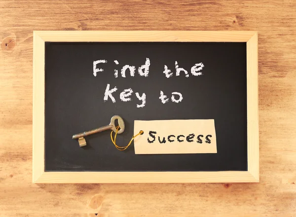 Фраза - найти ключ к успеху написано на доске — стоковое фото