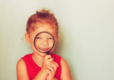 Büyüteç arayan çocuk .