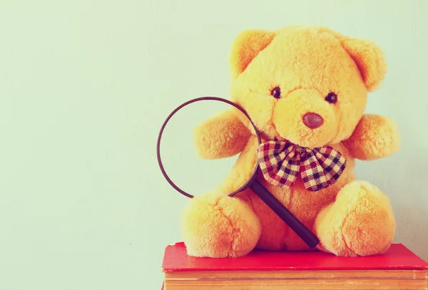 Teddy bear with magnifying glass — Stock Photo, Image