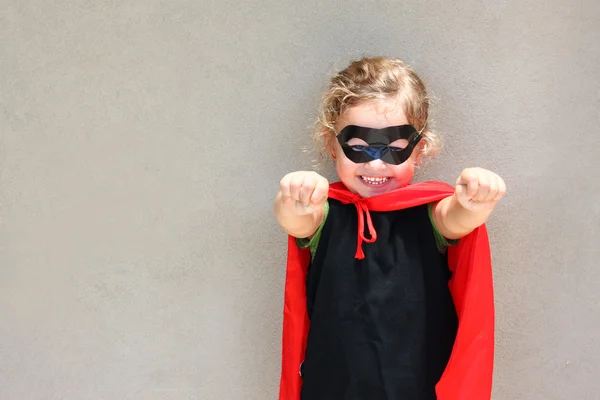 Superhéros enfant contre mur texturé — Photo