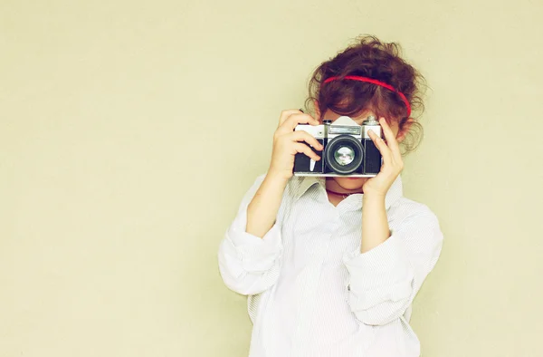 Fotógrafo de criança bonito segurando câmera vintage — Fotografia de Stock