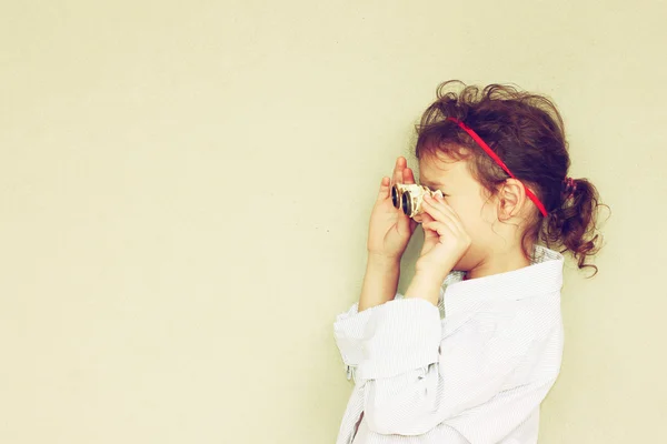 Criança feliz brincando com binóculos — Fotografia de Stock