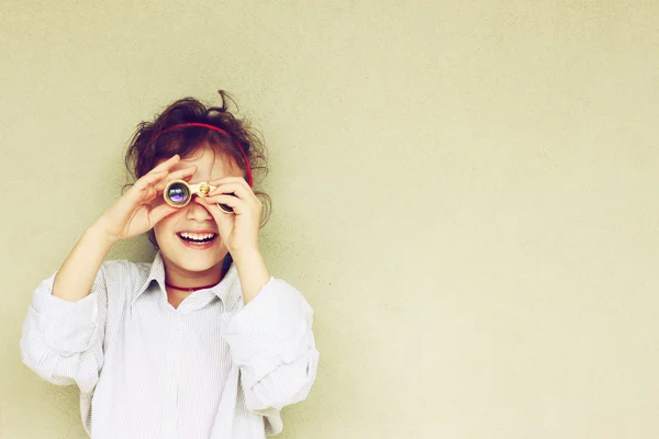 Criança feliz brincando com binóculos — Fotografia de Stock