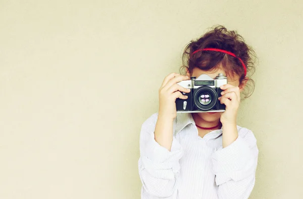 Lindo niño fotógrafo celebración vintage cámara —  Fotos de Stock