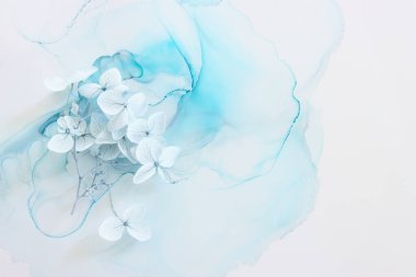 Sanatsal mürekkep arkaplanındaki mavi ortanca çiçeklerinin yaratıcı görüntüsü. Kopyalama alanı olan üst görünüm