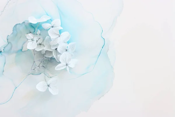 Creatief Beeld Van Pastelblauwe Hortensia Bloemen Artistieke Inkt Achtergrond Bovenaanzicht — Stockfoto