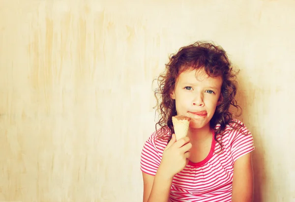 Bambino mangiare gelato — Foto Stock