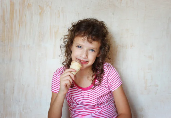Bambino mangiare gelato — Foto Stock
