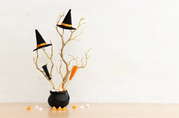 Halloween Holoday Hexenkessel Und Hut Besen Kahle Bäume Leckereien Über — Stockfoto