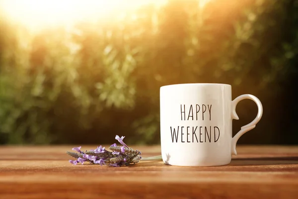 Koffiekopje Met Tekst Happy Weekend Houten Tafel Buiten — Stockfoto