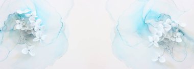 Sanatsal mürekkep arkaplanındaki mavi ortanca çiçeklerinin yaratıcı görüntüsü. Kopyalama alanı olan üst görünüm