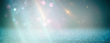 Soyut parıltılı ışıkların arkaplanı. Altın, mavi, gümüş ve siyah. & Odaklan