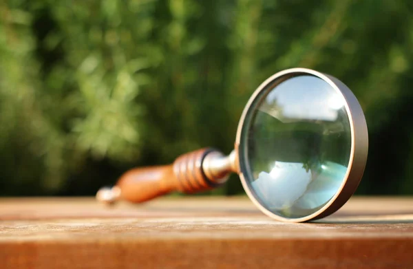 Vintage Vergrootglas Houten Tafel Buiten — Stockfoto