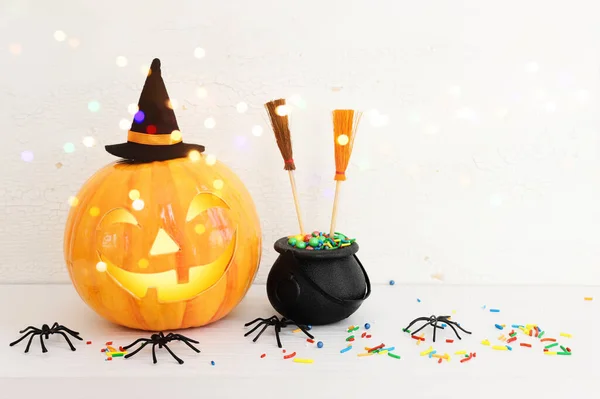 Vacanze Halloween Immagine Concetto Zucca Sopra Tavolo Legno Sfondo Bianco — Foto Stock