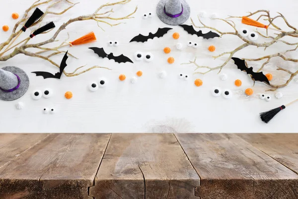Halloween Urlaubskonzept Leere Rustikale Tische Vor Kahlen Bäumen Und Fledermäusen — Stockfoto