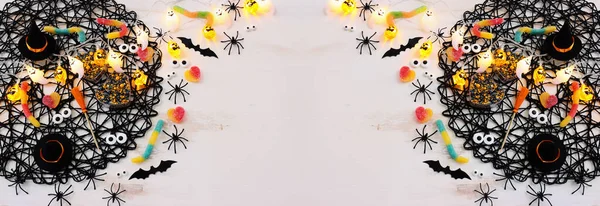 ハロウィーンの最高の景色の画像 白い木製のテーブルの上に魔女のほうき 御馳走 クモやコウモリ — ストック写真